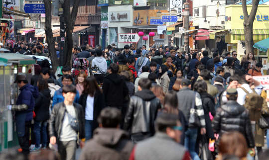 서울의 낮기온이 크게 오른 8일 종로구 인사동길에 관광객과 시민들이 인산인해를 이루고 있다.